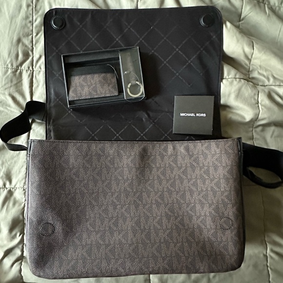 Micheal Kors Men’s cross body w/ card holder & keychain - Picture 2 of 6